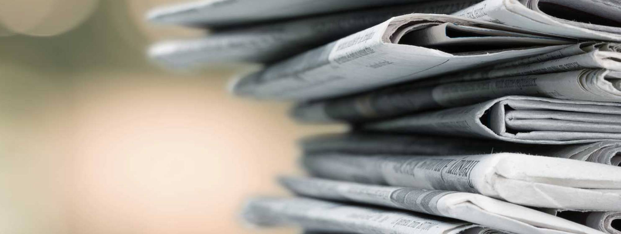 Une pile de journaux