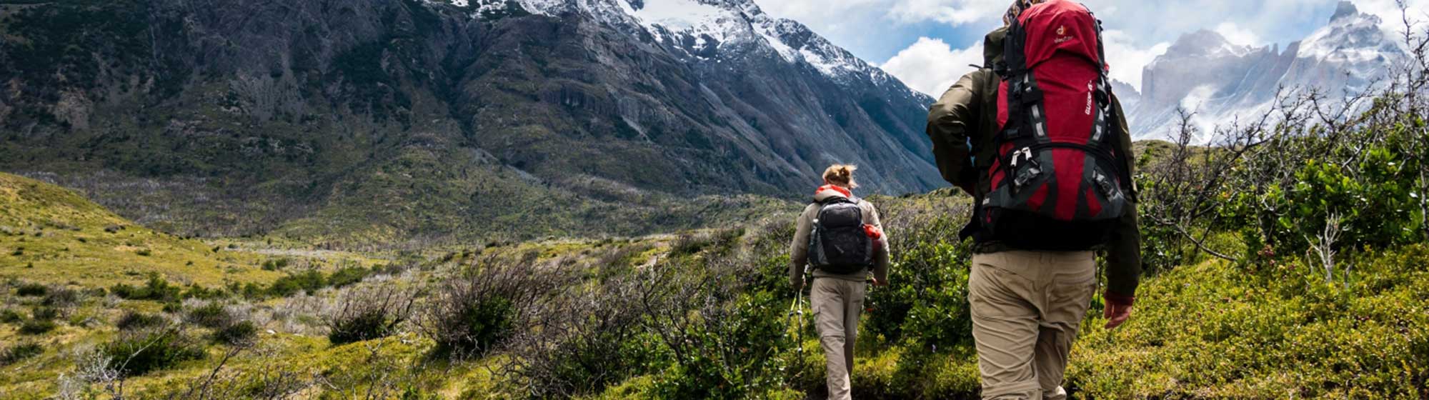 Une randonnée face aux montagnes en neige