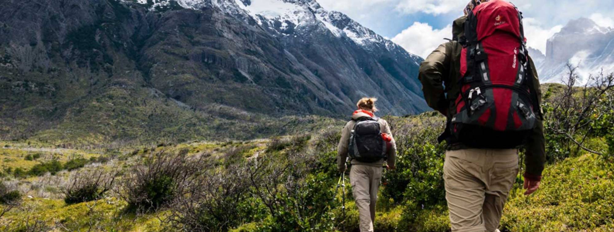 Une randonnée face aux montagnes en neige