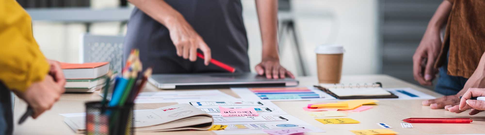 Une reunion et des post-it de couleurs