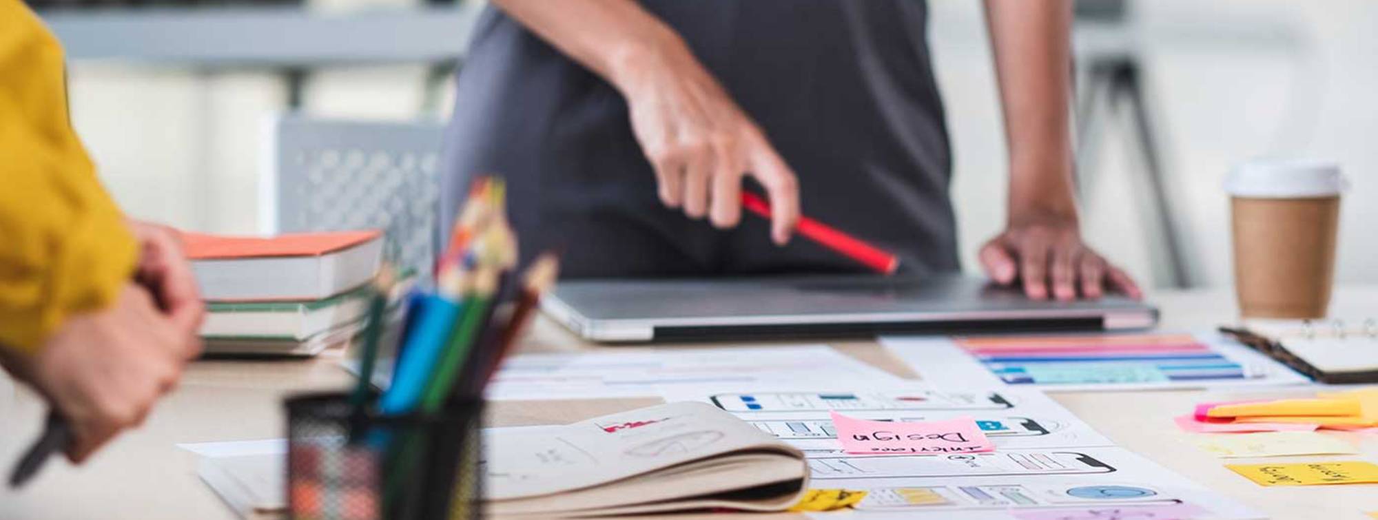 Une reunion et des post-it de couleurs