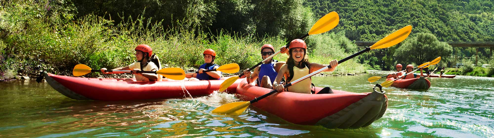 Des sportifs pagayent sur leur canoë.