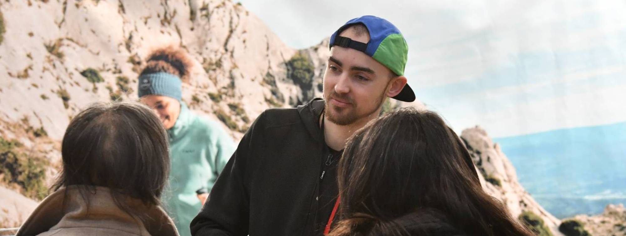 un homme qui parle avec des personnes