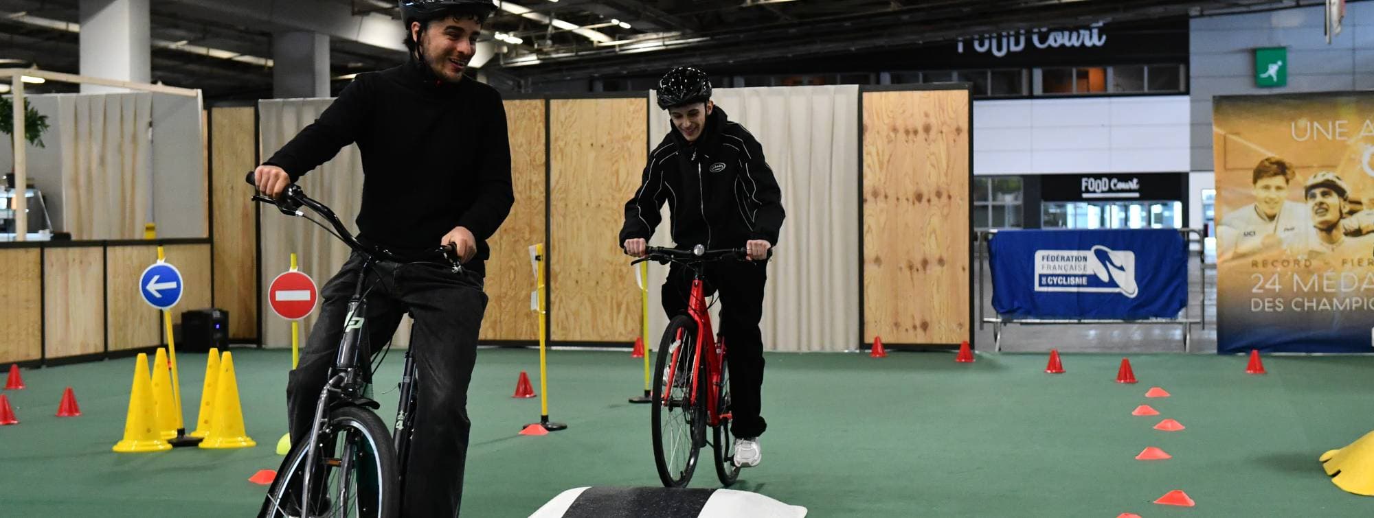 2 personnes qui font le parcours vélo