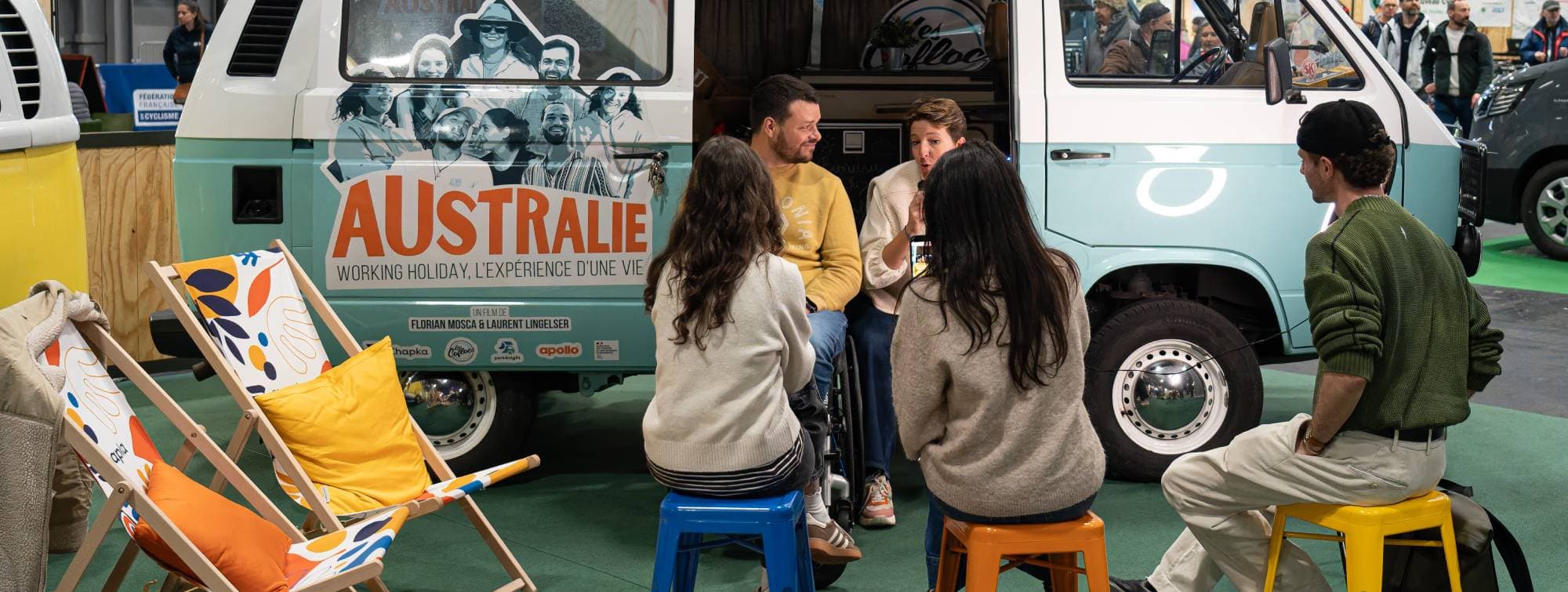 5 personnes assises devant un van