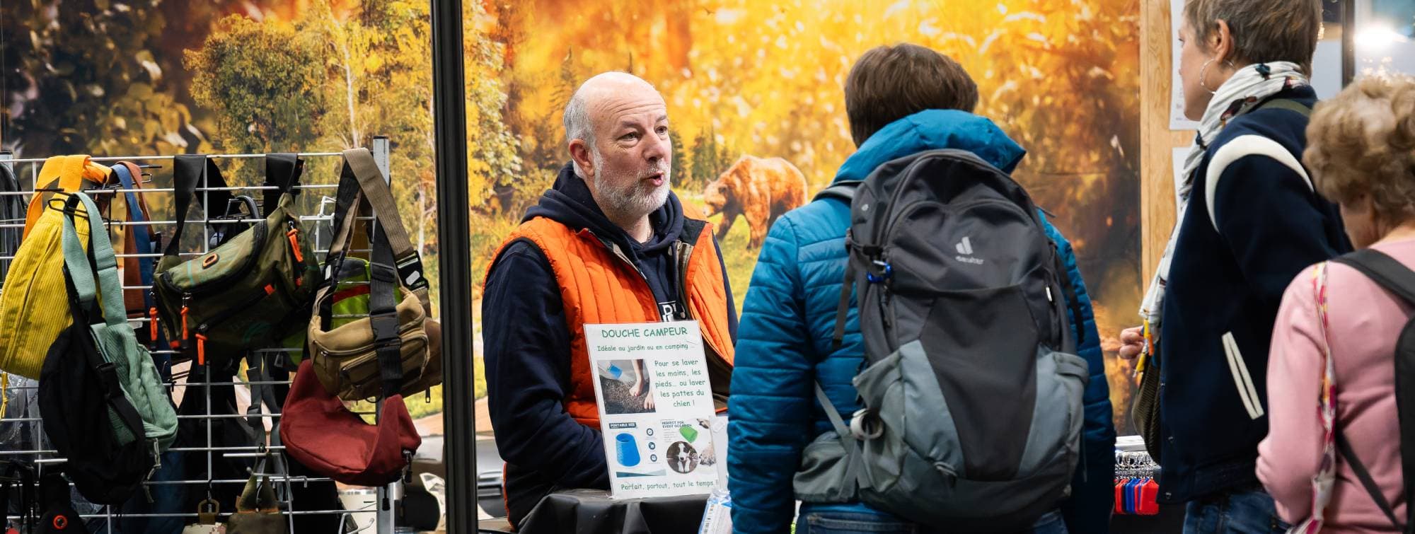 des personnes qui échangent sur un stand