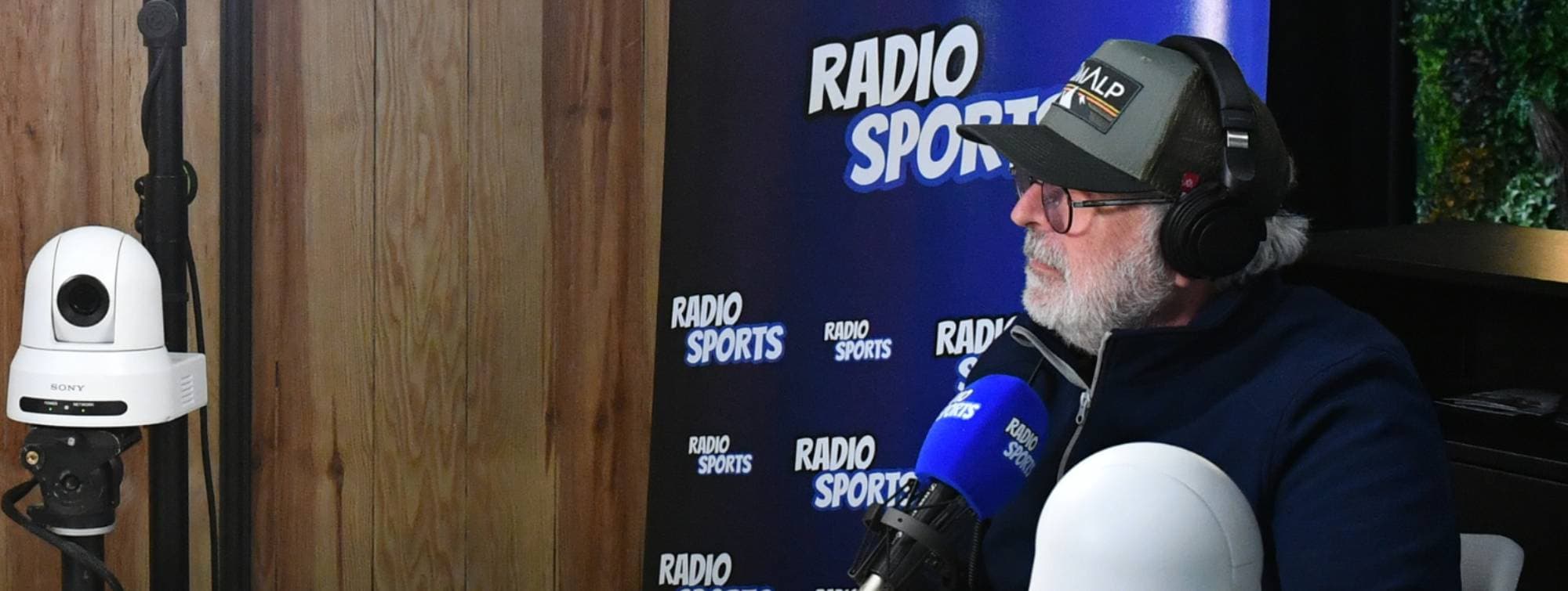 un homme qui fait une émission de radio en direct sur Destinations Nature