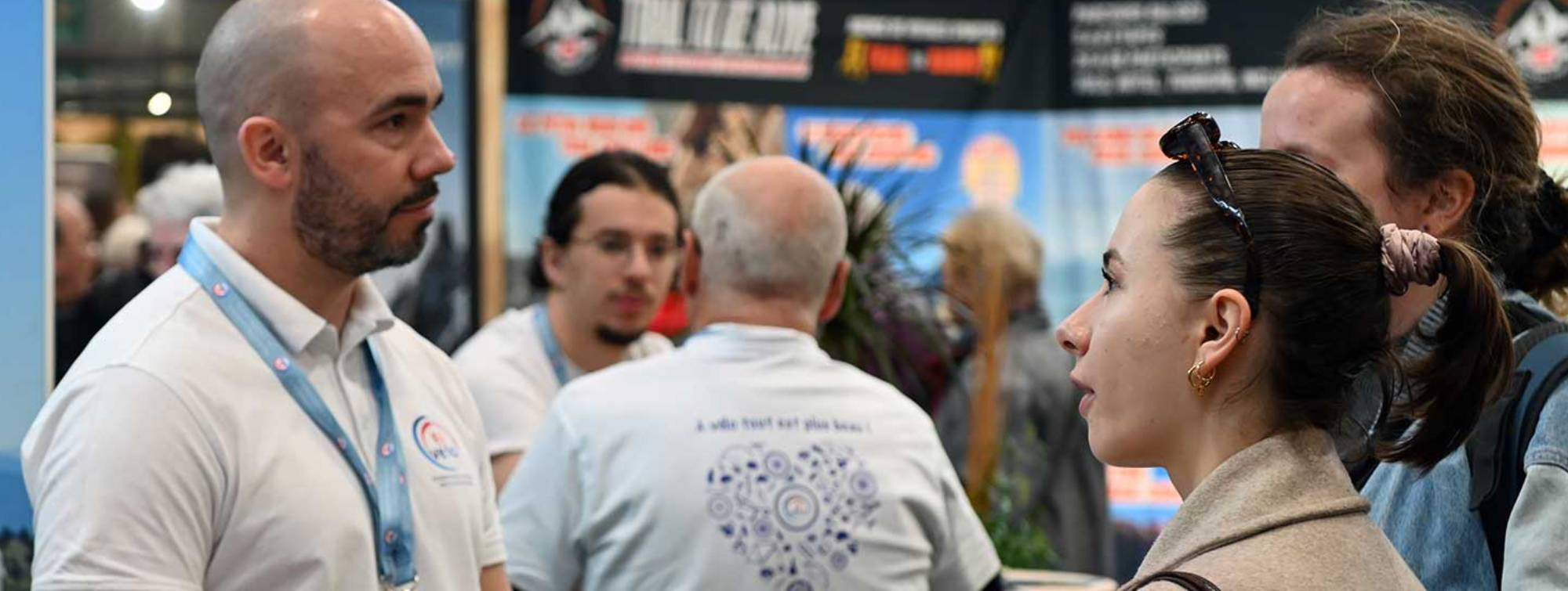 Un échange entre visiteur et exposant