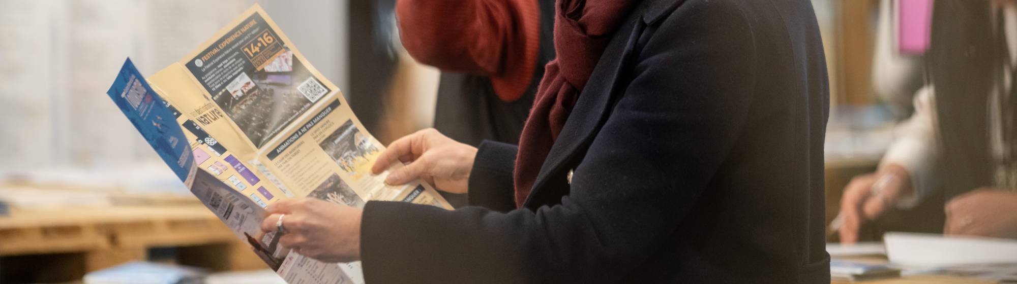 une personne qui regarde un dépliant