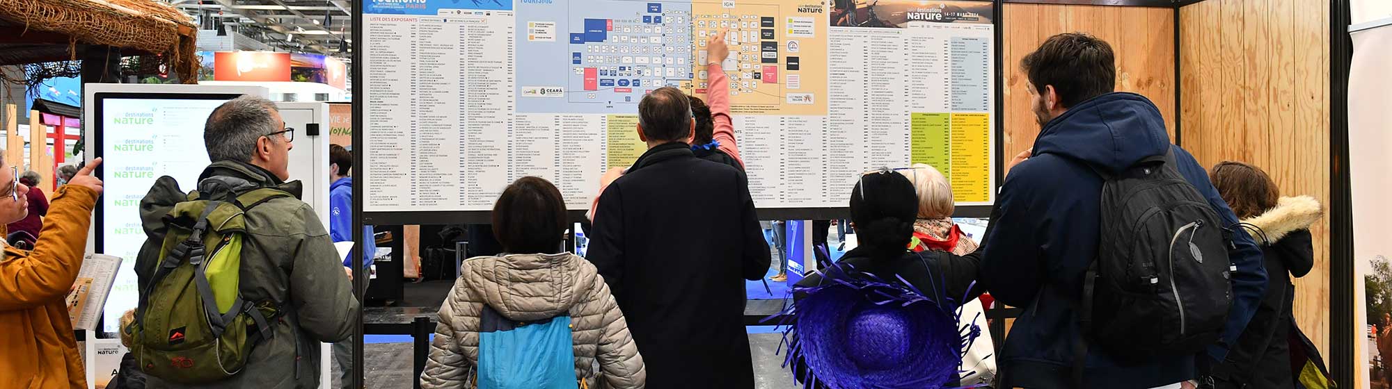 personnes regardant le plan du salon Destinations nature