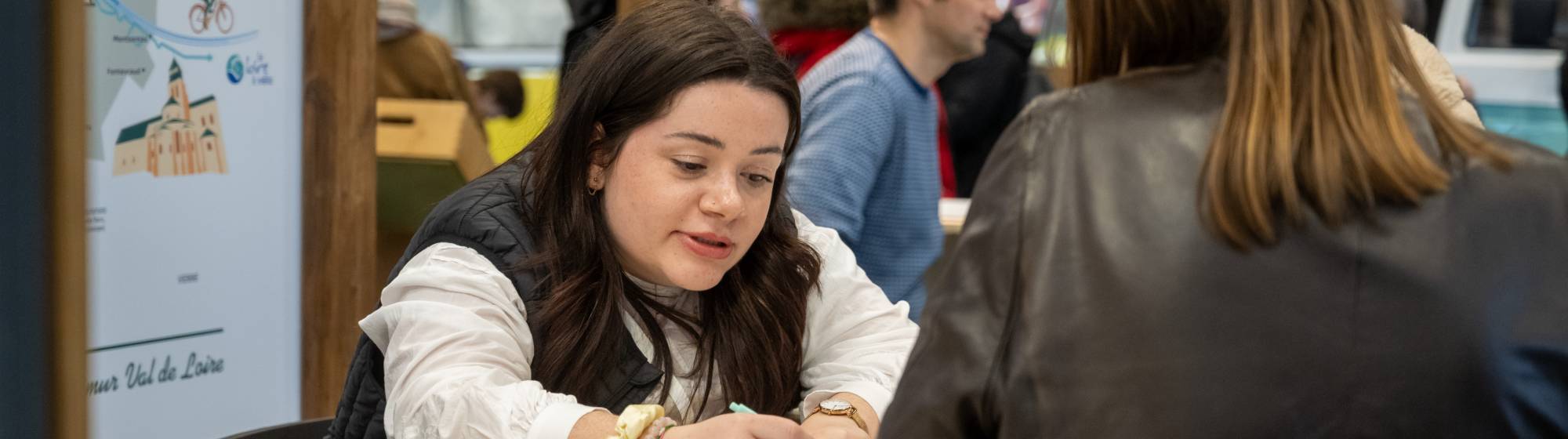 deux femmes qui parlent ensemble sur un stand