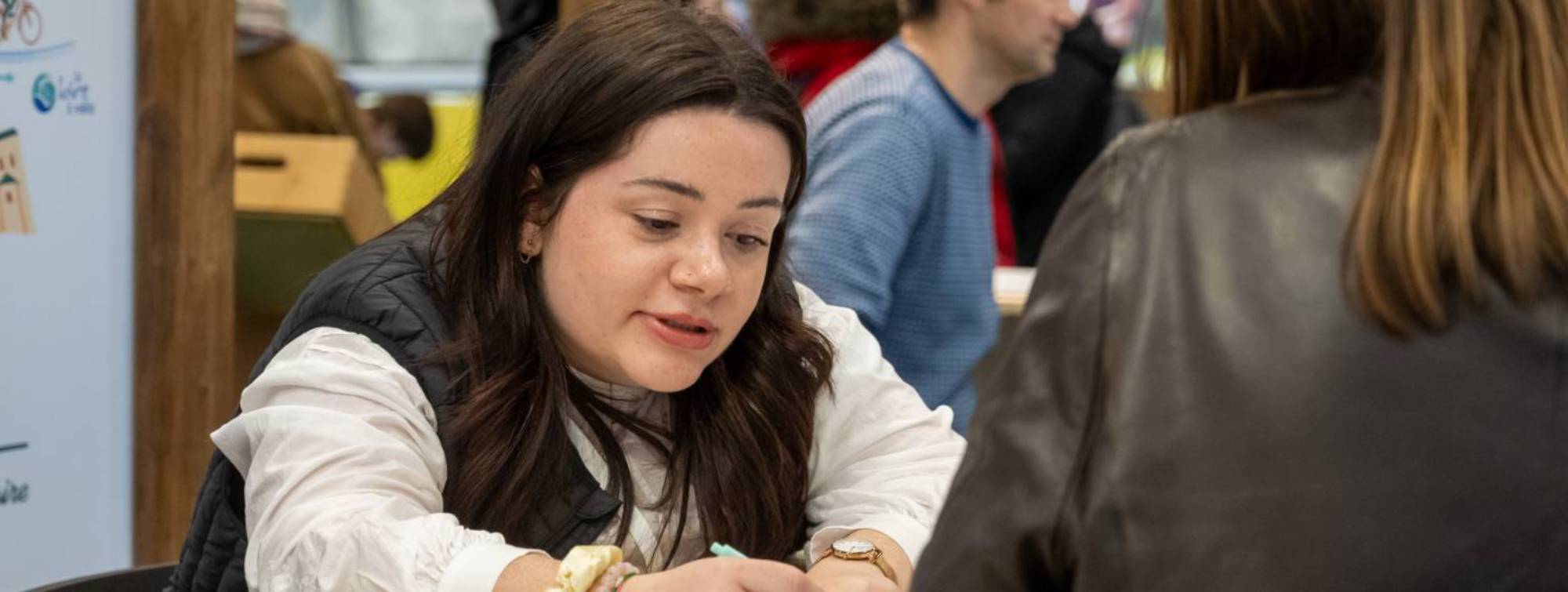 deux femmes qui parlent ensemble sur un stand