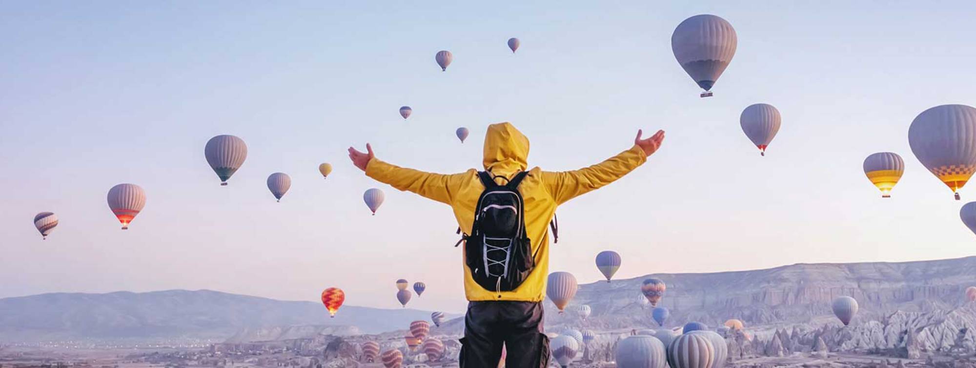 Le randonneur observe les montgolgières qui décollent