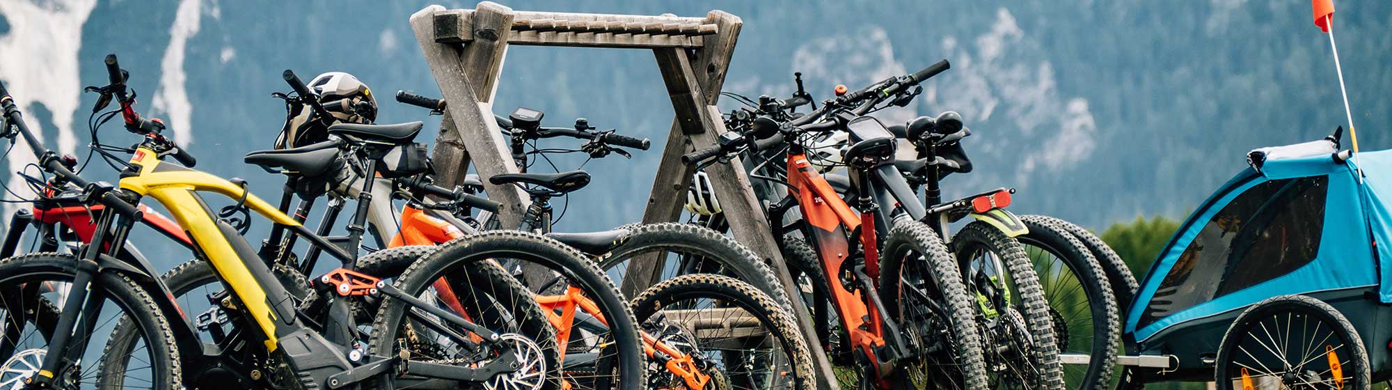 Les sportifs sont montés en vélo jusqu'au refuge au milieu des montagnes