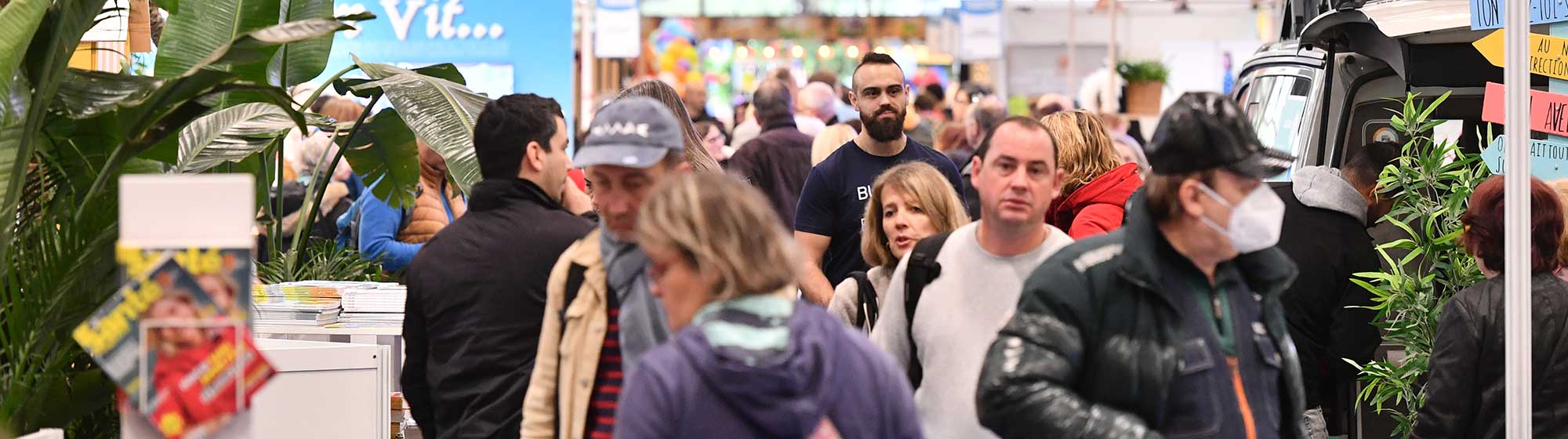 Des visiteurs se baladent dans l'allée