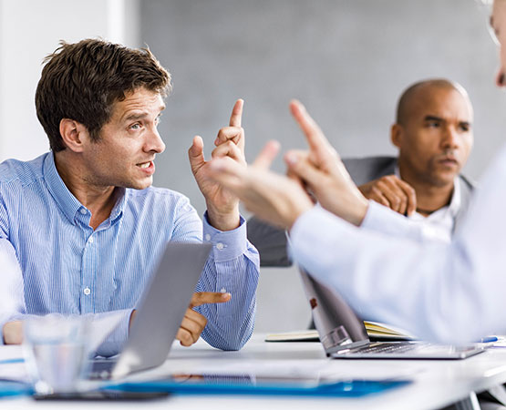 Un échange entre collaborateurs