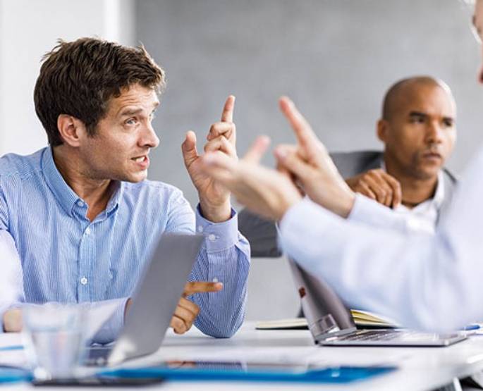 Un échange entre collaborateurs