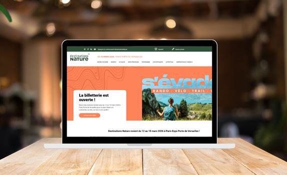 Un ordinateur avec une fenêtre ouverte sur le site Destinations Nature. 