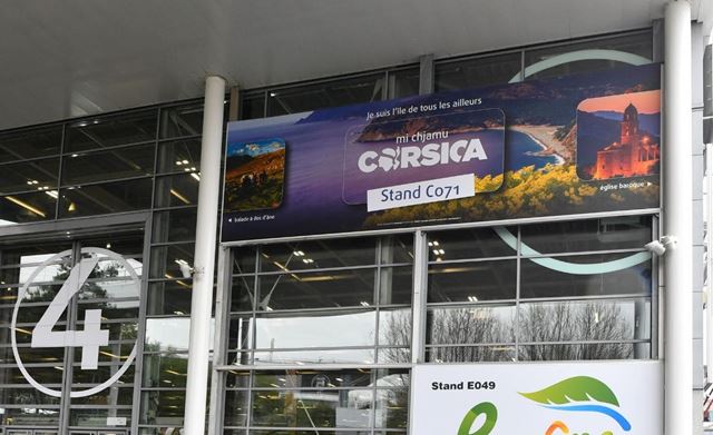 La bâche signalétique de l'exposant Corsica à l'entrée du salon. 