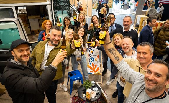 Des personnes profitant d'un apéro sur le salon. 