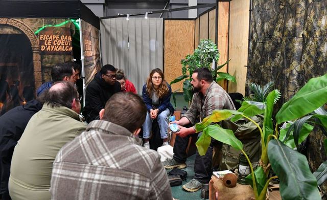 Des personnes profitant du camp des aventuriers