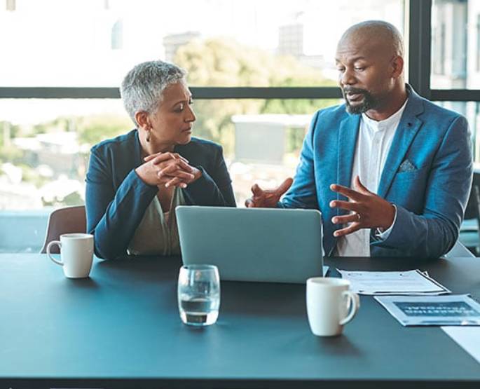 Des salariés dans une salle de réunion