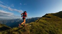 une femme qui court en montagne