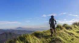 un homme en vélo en montagne