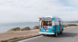 un van sur la route au bord de mer