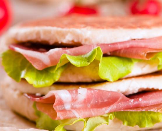 un sandwich au jambon cru