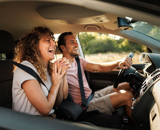 Un couple prend le volant sur la route