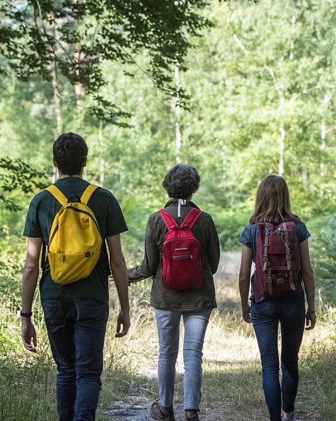 Personnes se ballandant dans un bois du parc de l'Oise