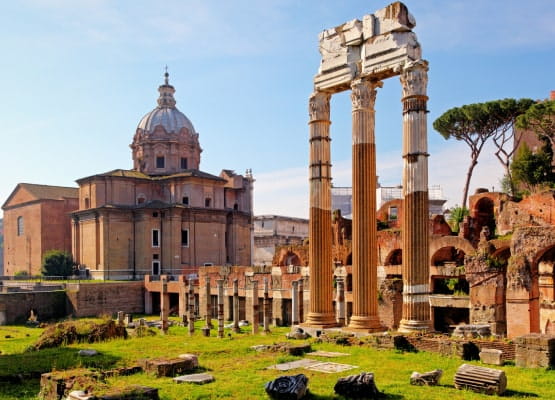 La Via Francigena sont des ruines romaines et de palais des Papes
