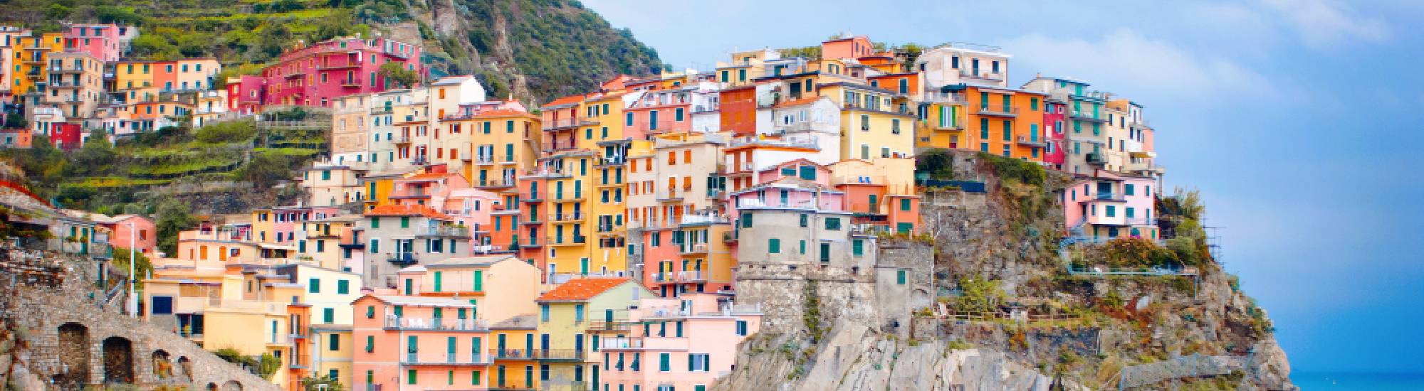 Vue panoramique des maisons colorées perchées sur les falaises du village de Manarola, dans les Cinque Terre en Italie.