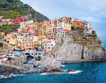 Vue panoramique des maisons colorées perchées sur les falaises du village de Manarola, dans les Cinque Terre en Italie.