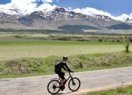 Un homme qui fait du vélo