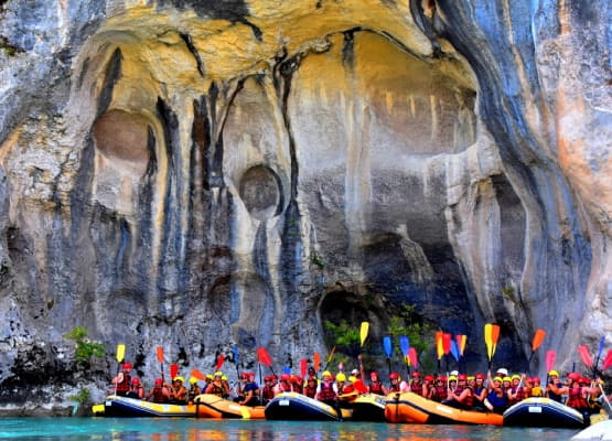 Des personnes qui font du canoe-kayak