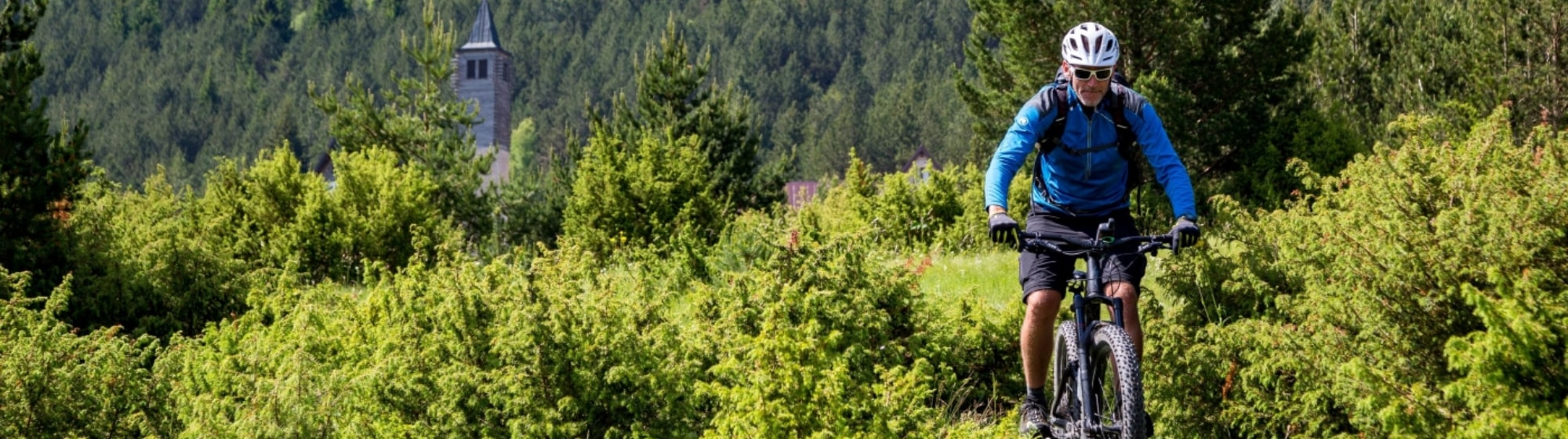 Un homme qui fait du vélo dans un champ