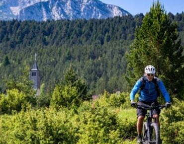 Un homme qui fait du vélo dans un champ