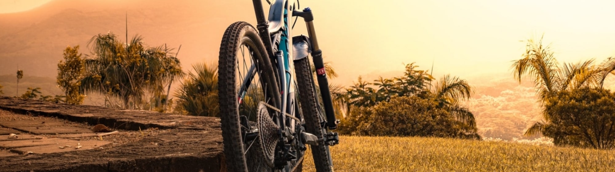  Un vélo garé sur la route