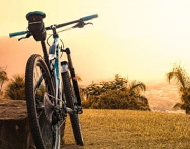  Un vélo garé sur la route