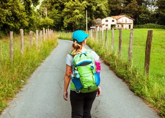 Une femme avec un sac à dos qui marche