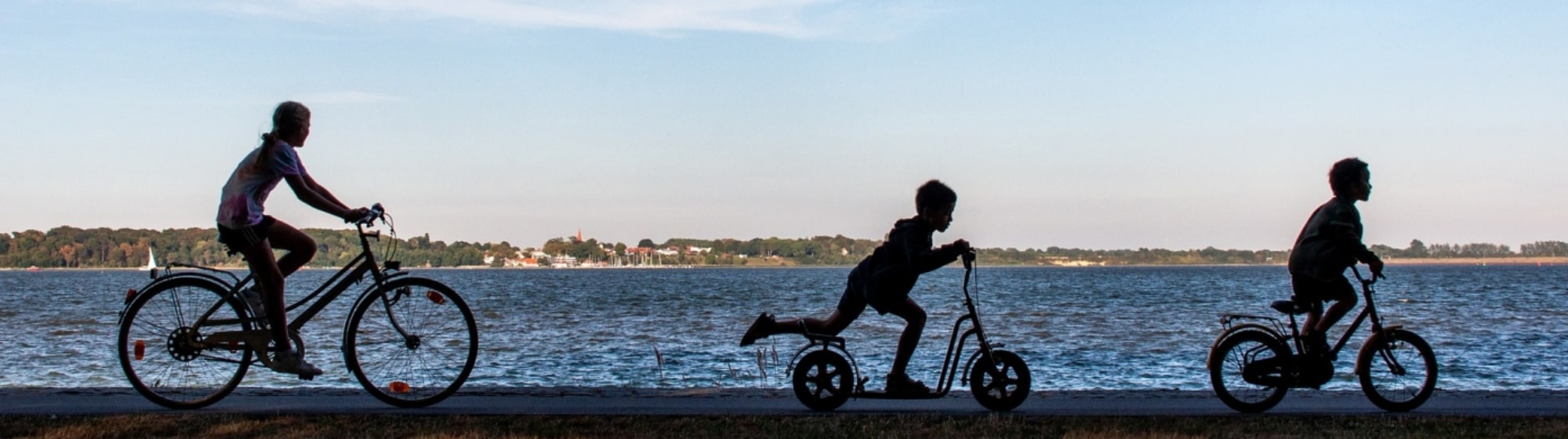 Une famille qui fait du vélo
