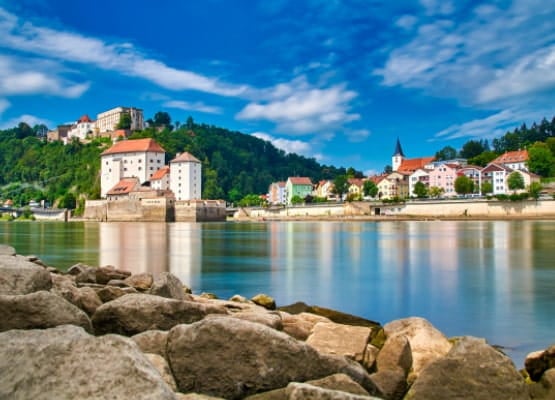 Une ville à côté d'un lac
