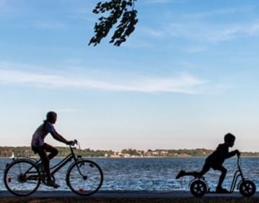 Une famille qui fait du vélo