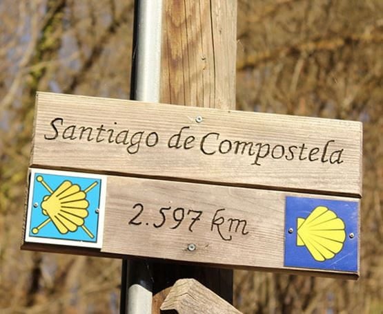 Un panneau sur les chemins indiquant la distance à parcourir vers Saint Jacques de Compostels