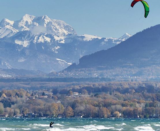 Un parapente devant les montagnes en neige