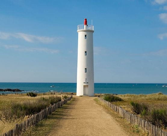 Un phare en bord de mer