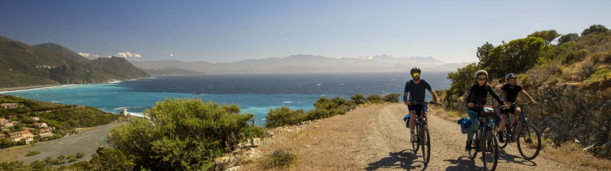 Faire du vélo au bord de la mer