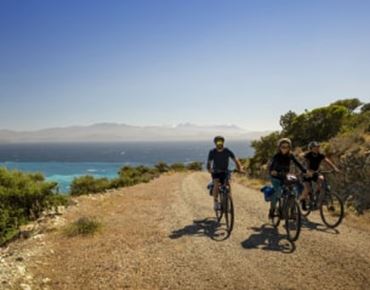 Faire du vélo au bord de la mer
